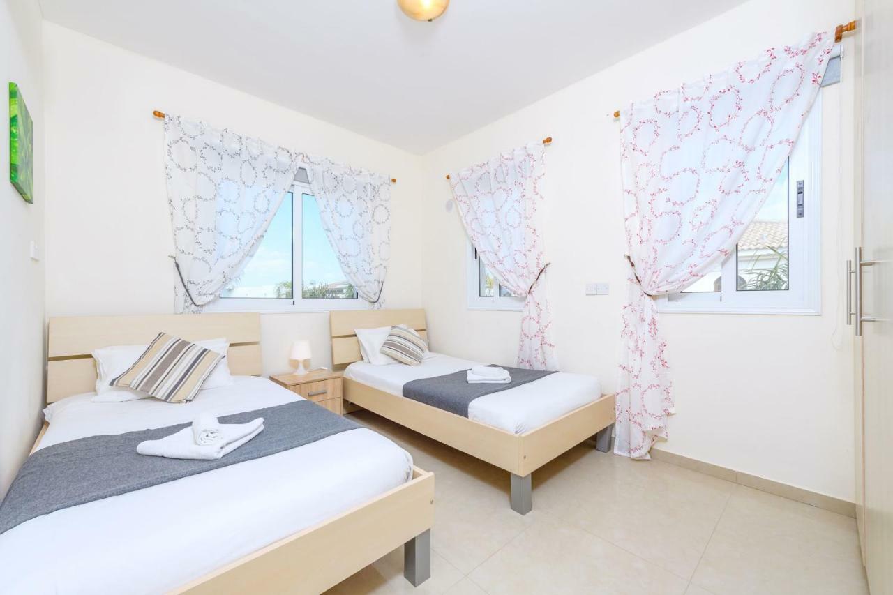 Blue Water Bay Villas Paralimni Ngoại thất bức ảnh