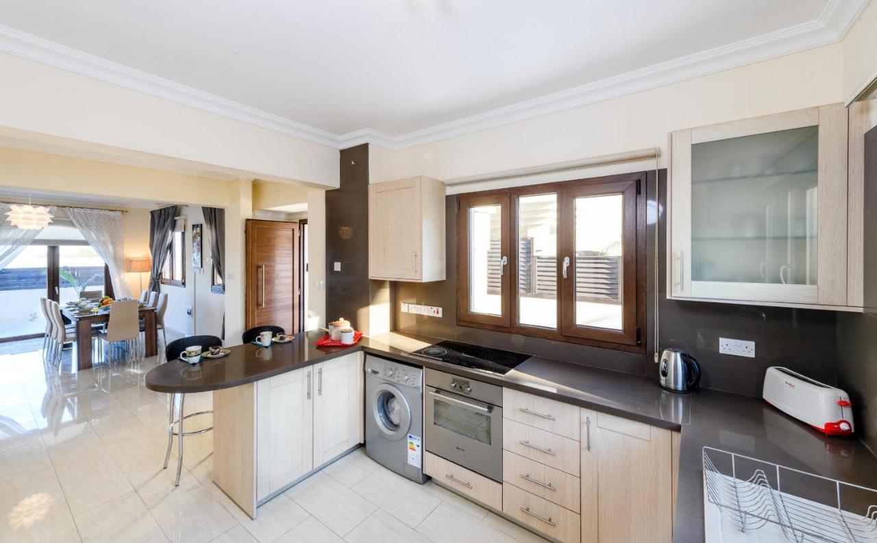 Blue Water Bay Villas Paralimni Ngoại thất bức ảnh